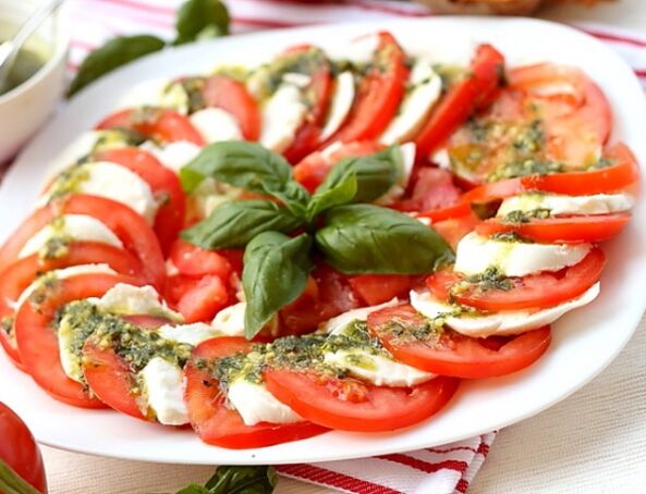 Caprese to doskonała przekąska dla osób na diecie śródziemnomorskiej.