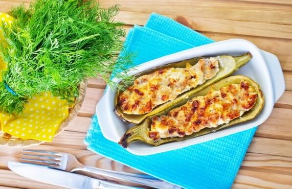 Dieta śródziemnomorska bogata jest w dania warzywne, takie jak cukinia z serem feta
