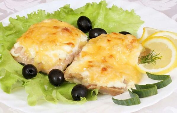 Ryba pieczona z serem będzie smacznym i zdrowym daniem w menu diety śródziemnomorskiej.