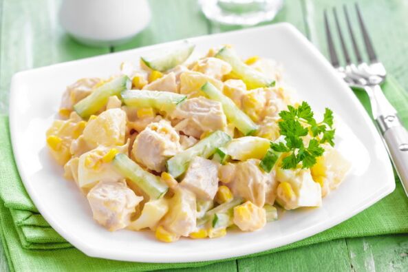 Sałatka letnia - lekkie i niezwykłe danie w menu diety śródziemnomorskiej